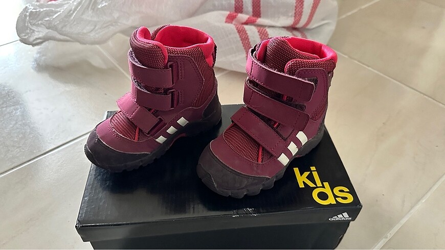 ADIDAS MARKA 23 NUMARA KIZ ÇOCUK KAR BOTU SATILIKTIR
