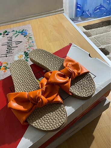 Turuncu fiyonk detaylı yazlık terlik - Görsel 2