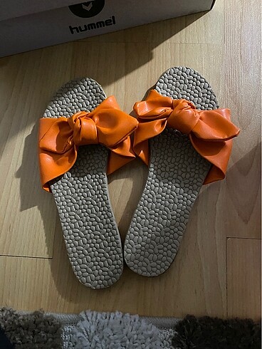 Turuncu fiyonk detaylı yazlık terlik - Görsel 3