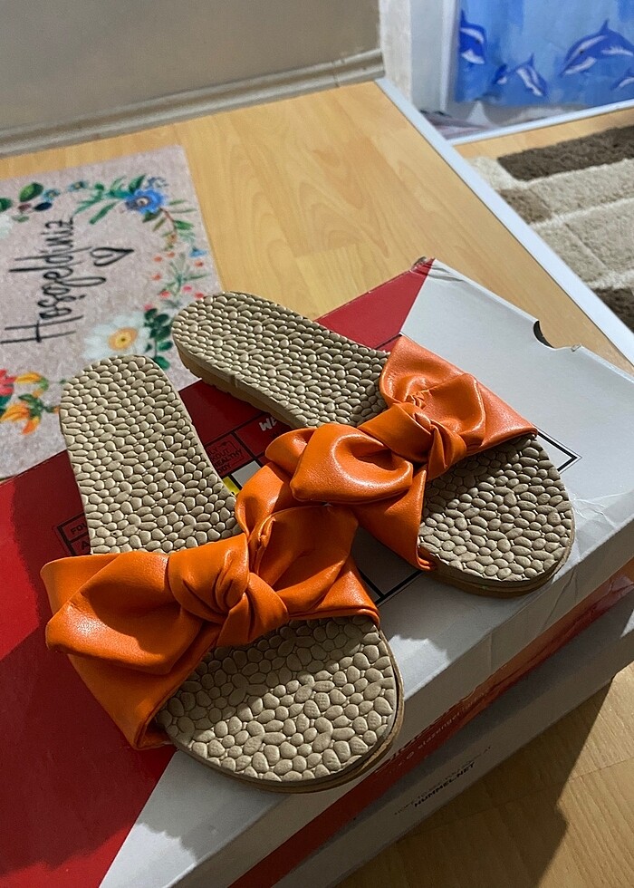 Turuncu fiyonk detaylı yazlık terlik - Görsel 2