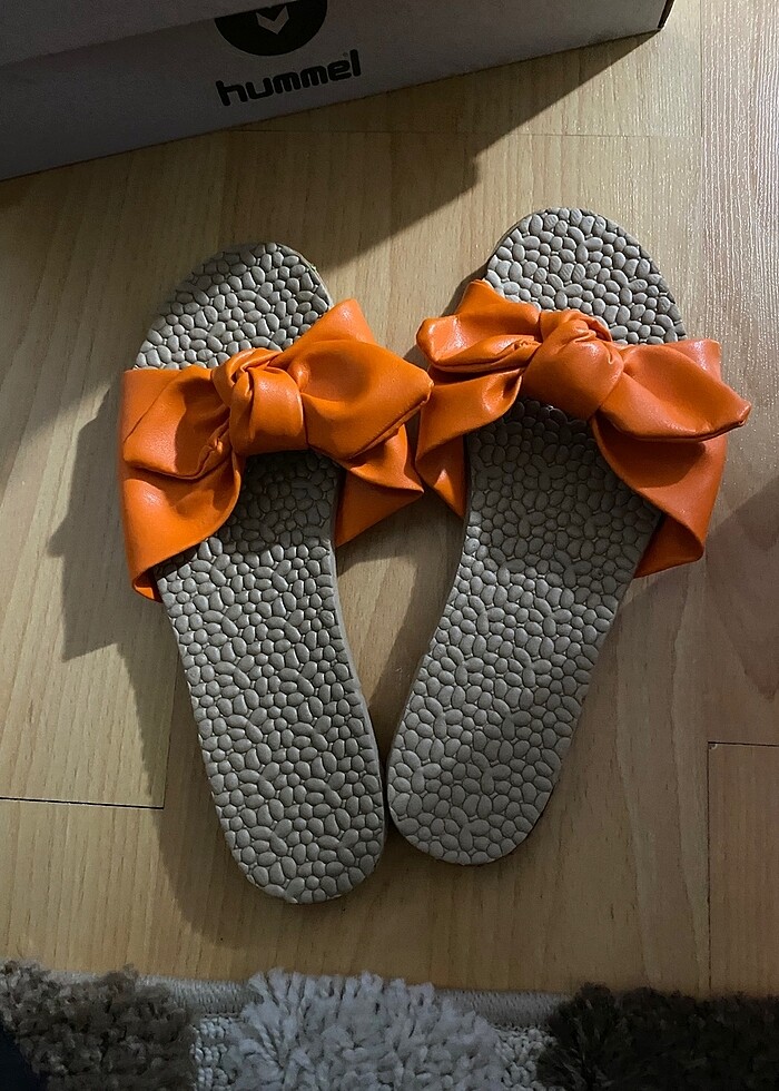 Turuncu fiyonk detaylı yazlık terlik - Görsel 3