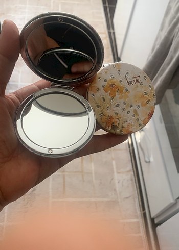 Diğer Bej Renkli Parlak Çift Taraflı Cep Aynası 1 adet fiyatıdır
