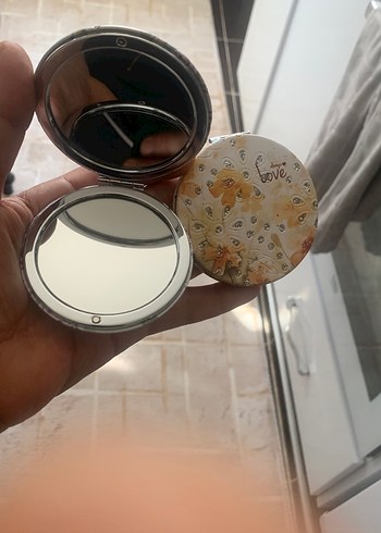 Bej Renkli Parlak Çift Taraflı Cep Aynası 1 adet fiyatıdır