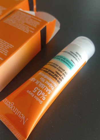 Neutrogena %0.5 Salisilik Asitli Yüz Nemlendiricisi - Görsel 3