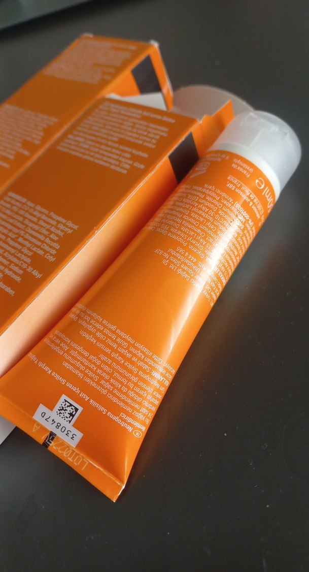 Neutrogena %0.5 Salisilik Asitli Yüz Nemlendiricisi - Görsel 4