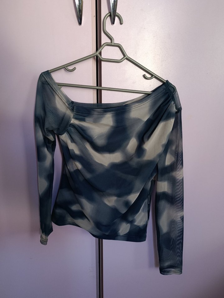 Gri Batik Desenli V Yakalı Uzun Kollu Bluz - Görsel 2