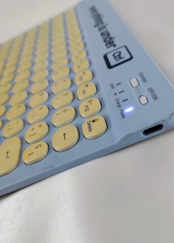 Şarjlı Bluetooth Q  Klavye . Sıkıntısız çalışır durumdadır.
 - Görsel 2