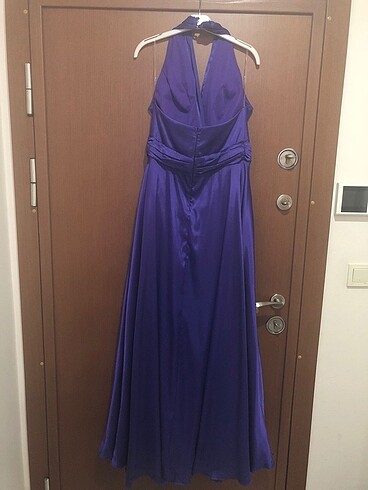 Boyundan bağlı mor renk saten abiye elbise - Görsel 2