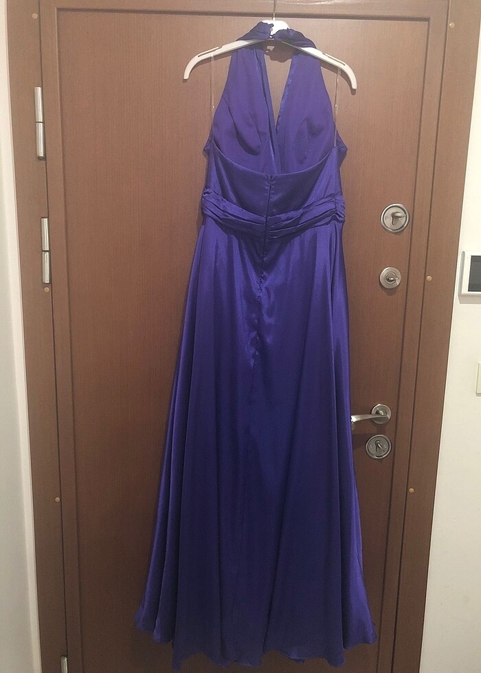 Boyundan bağlı mor renk saten abiye elbise - Görsel 2