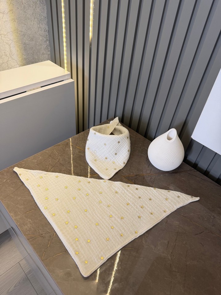 Çiçek Desenli ve Beyaz  yıldızlı Bebek Önlüğü & yakalık - Görsel 2