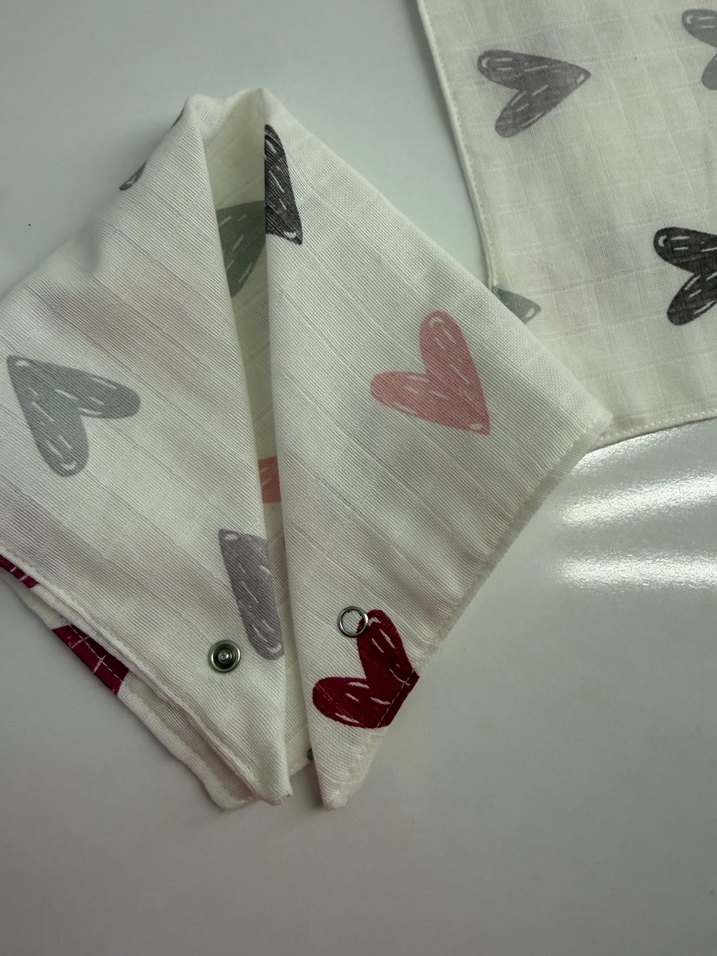 Kalp Desenli Beyaz Bebek Önlüğü - Görsel 3
