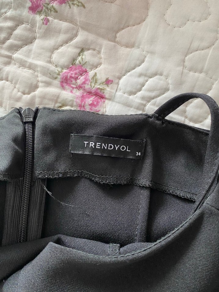 Siyah V Yaka Fırfırlı Midi Elbise - Görsel 3