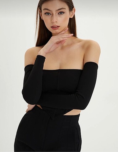 Siyah sırt fermuarlı crop bluz