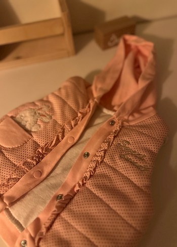 Kız Çocuk Kapüşonlu Düğmeli Pembe Yelek - Görsel 2