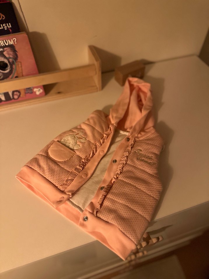 Kız Çocuk Kapüşonlu Düğmeli Pembe Yelek - Görsel 3