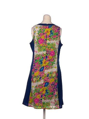 l Beden PreLoved Kısa Elbise %70 İndirimli.