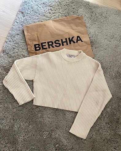 s Beden BERSHKA KREM RENGİ KISA KAZAK