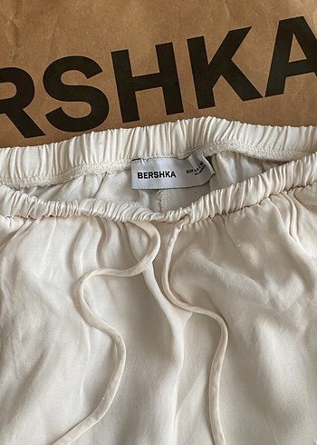 BERSHKA Saten beyaz rengi pantolon - Görsel 3