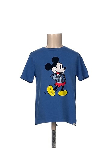 Gap T-shirt %70 İndirimli.