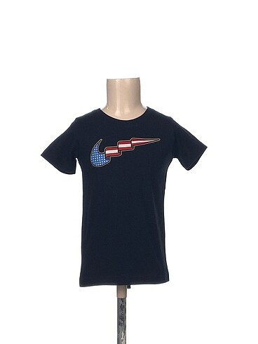 Nike T-shirt %70 İndirimli.
