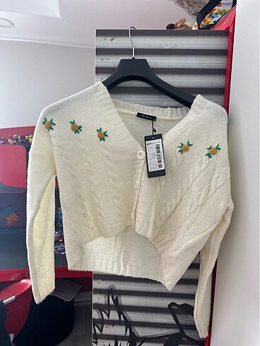 Nakışlı ekru hırka crop takım