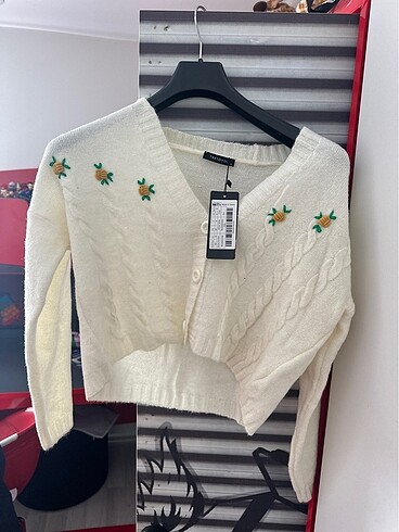 Trendyol & Milla Nakışlı ekru hırka crop takım