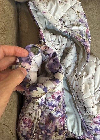 Çiçek Desenli Kapüşonlu Kız Montu - Görsel 6