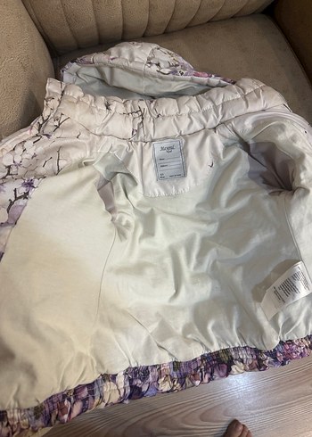 Çiçek Desenli Kapüşonlu Kız Montu - Görsel 9