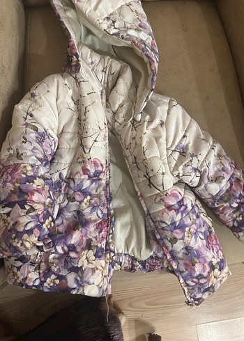 Çiçek Desenli Kapüşonlu Kız Montu - Görsel 5