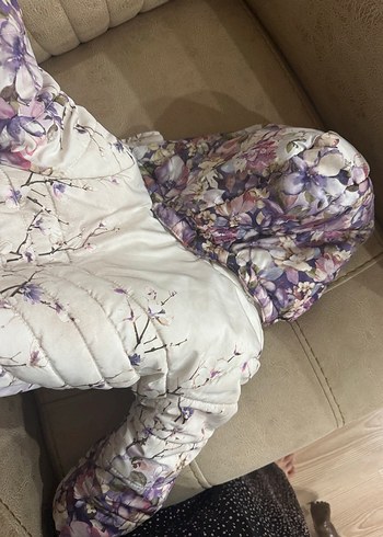 Çiçek Desenli Kapüşonlu Kız Montu - Görsel 4