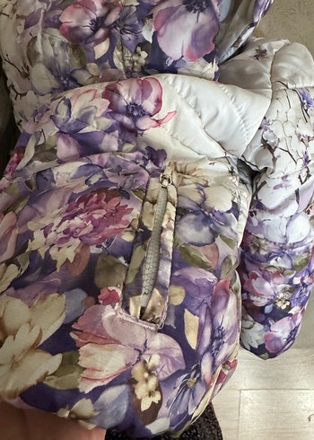 Çiçek Desenli Kapüşonlu Kız Montu - Görsel 8