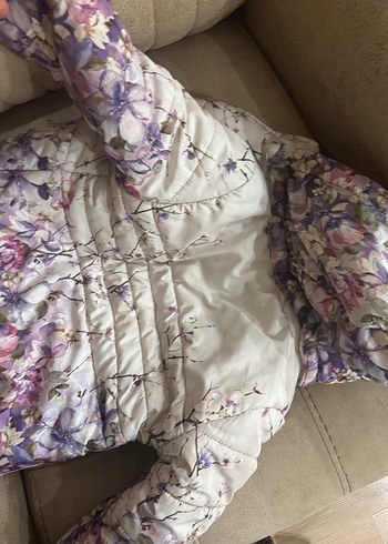 Çiçek Desenli Kapüşonlu Kız Montu - Görsel 3