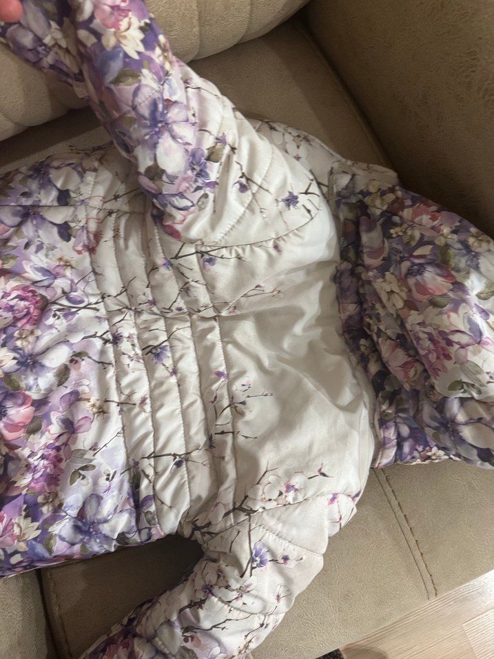 Çiçek Desenli Kapüşonlu Kız Montu - Görsel 3