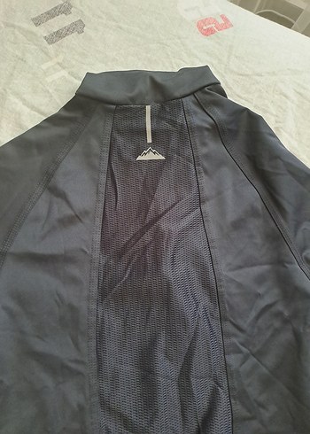 Kadın spor üst sırt ve el detayli - Görsel 6