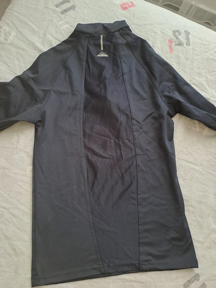 Kadın spor üst sırt ve el detayli - Görsel 4