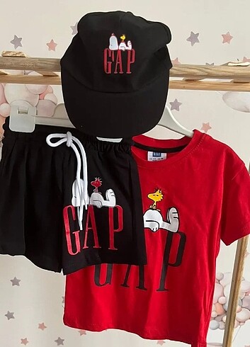 GAP kırmızı şapkalı erkek takım 