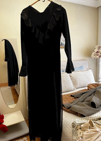 Uzun Siyah Gotik Fırfırlı Elbise