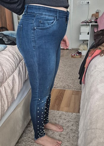 Pul Detaylı Mavi Midi Boy Kadın Kot Pantolon - Görsel 3