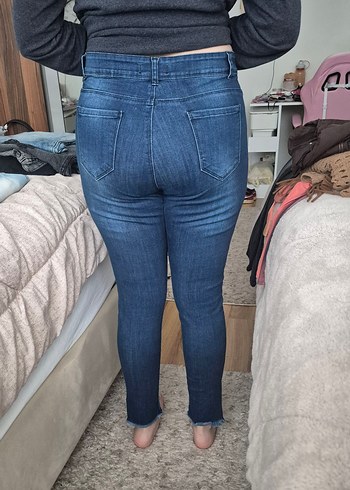 Pul Detaylı Mavi Midi Boy Kadın Kot Pantolon - Görsel 2