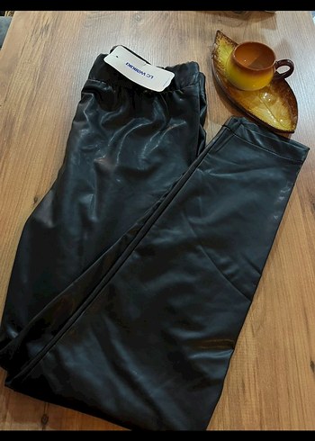 Kemerli Siyah Deri Kız Pantolonu - Görsel 2