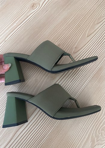 Bershka Haki Kadın Topuklu Terlik
