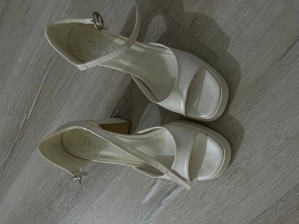 Beyaz Tokalı Platform Topuklu Kadın Ayakkabı - Görsel 3