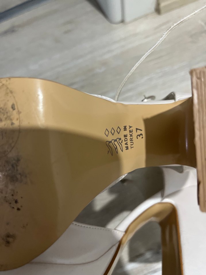 Beyaz Tokalı Platform Topuklu Kadın Ayakkabı - Görsel 4