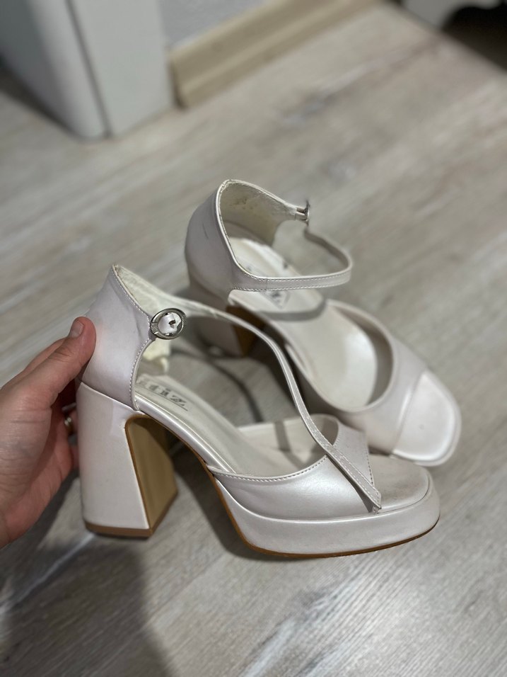 Beyaz Tokalı Platform Topuklu Kadın Ayakkabı - Görsel 2
