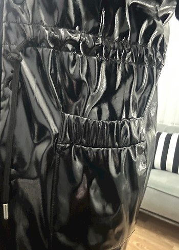 Parlak Siyah Deri Uzun Kadın Yağmurluk - Görsel 3