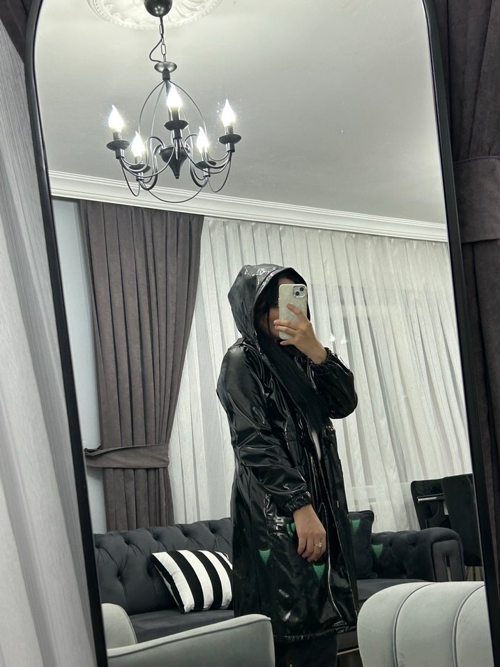 Parlak Siyah Deri Uzun Kadın Yağmurluk - Görsel 5