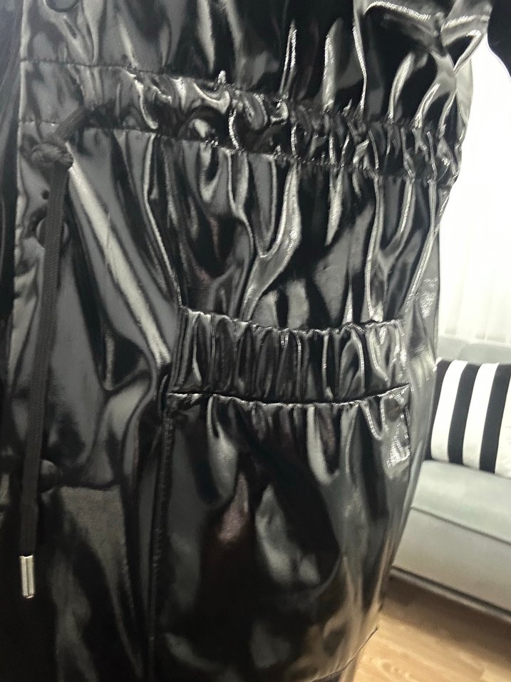 Parlak Siyah Deri Uzun Kadın Yağmurluk - Görsel 3