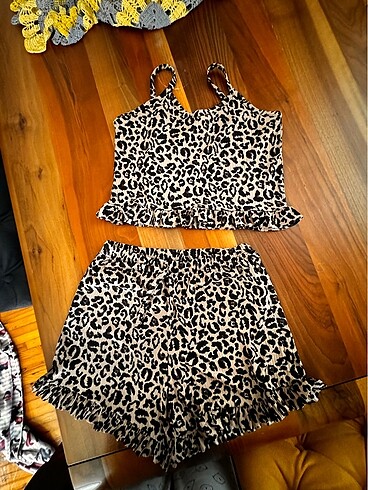 Leopar desenli esnek fırfırlı askılı pijama takımı