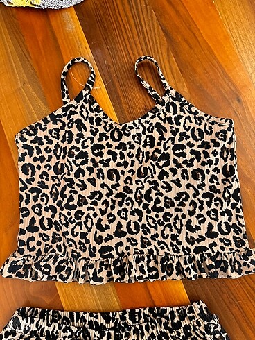 Diğer Leopar desenli esnek fırfırlı askılı pijama takımı