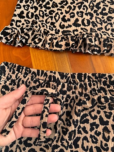 l Beden camel Renk Leopar desenli esnek fırfırlı askılı pijama takımı